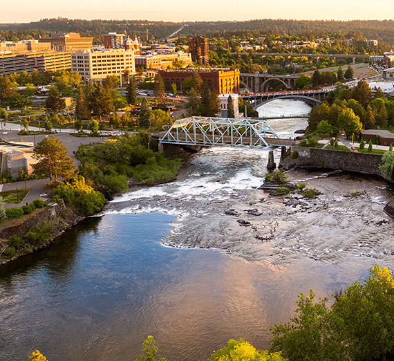 Vue aérienne du Riverfront Park à Spokane au coucher du soleil.